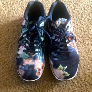 Women’s size 11 Essina casual tennis shoe.